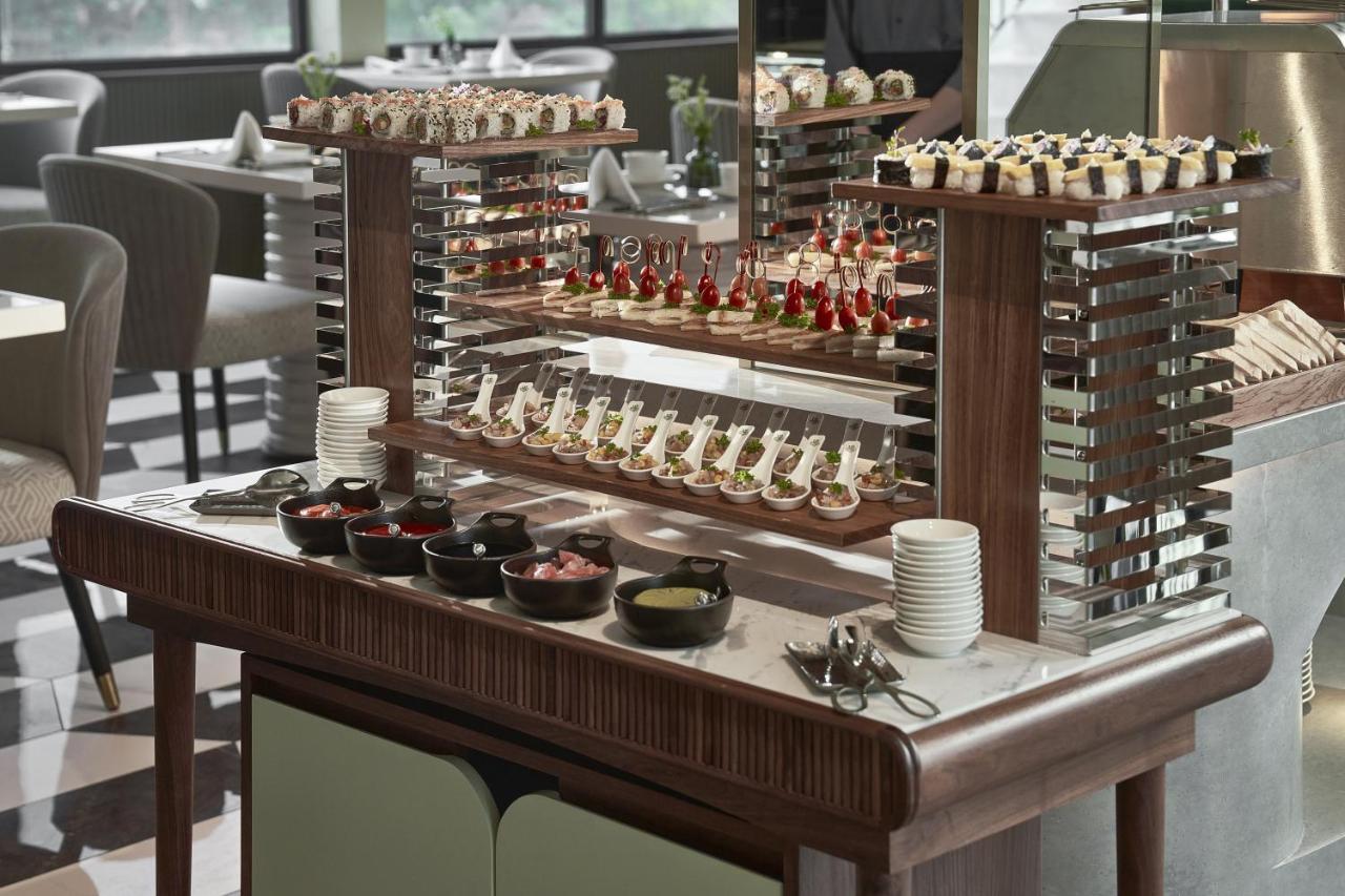 מלון הו צ'י מין סיטי La Siesta Premium Saigon מראה חיצוני תמונה A buffet at a restaurant