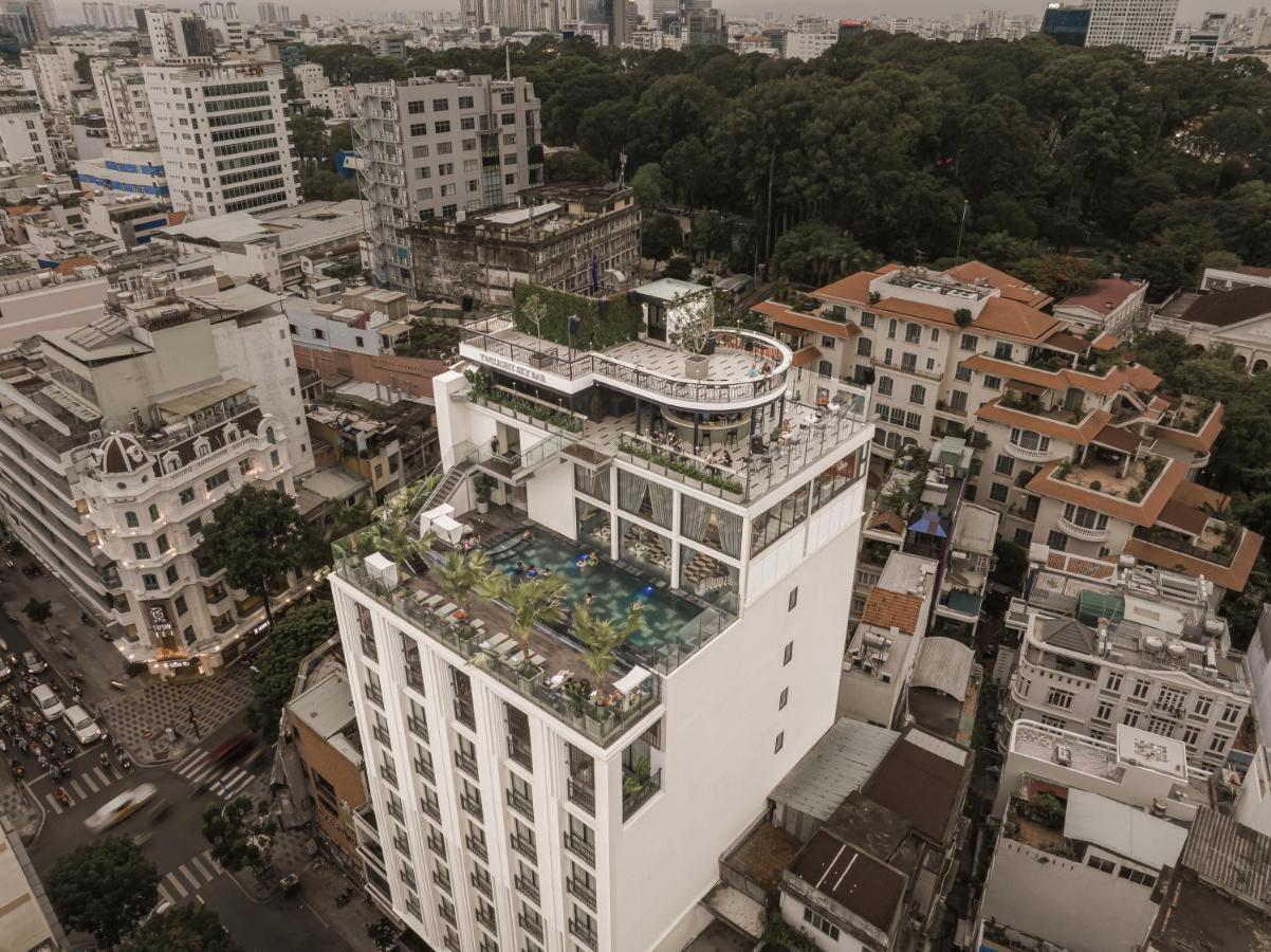 מלון הו צ'י מין סיטי La Siesta Premium Saigon מראה חיצוני תמונה The hotel's rooftop pool
