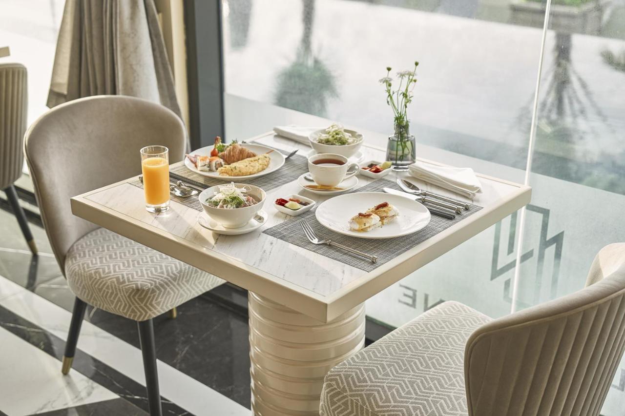 מלון הו צ'י מין סיטי La Siesta Premium Saigon מראה חיצוני תמונה A table set for breakfast