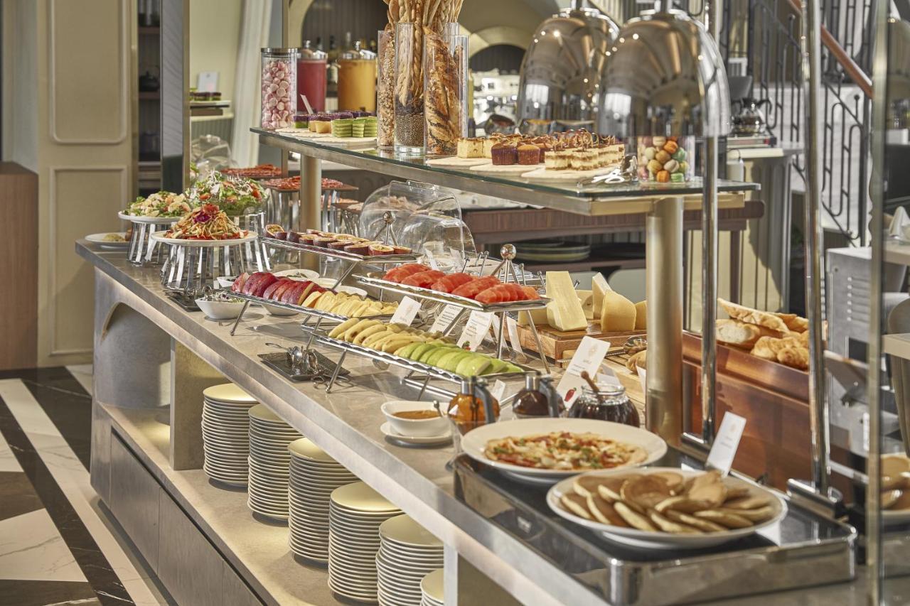 מלון הו צ'י מין סיטי La Siesta Premium Saigon מראה חיצוני תמונה A buffet
