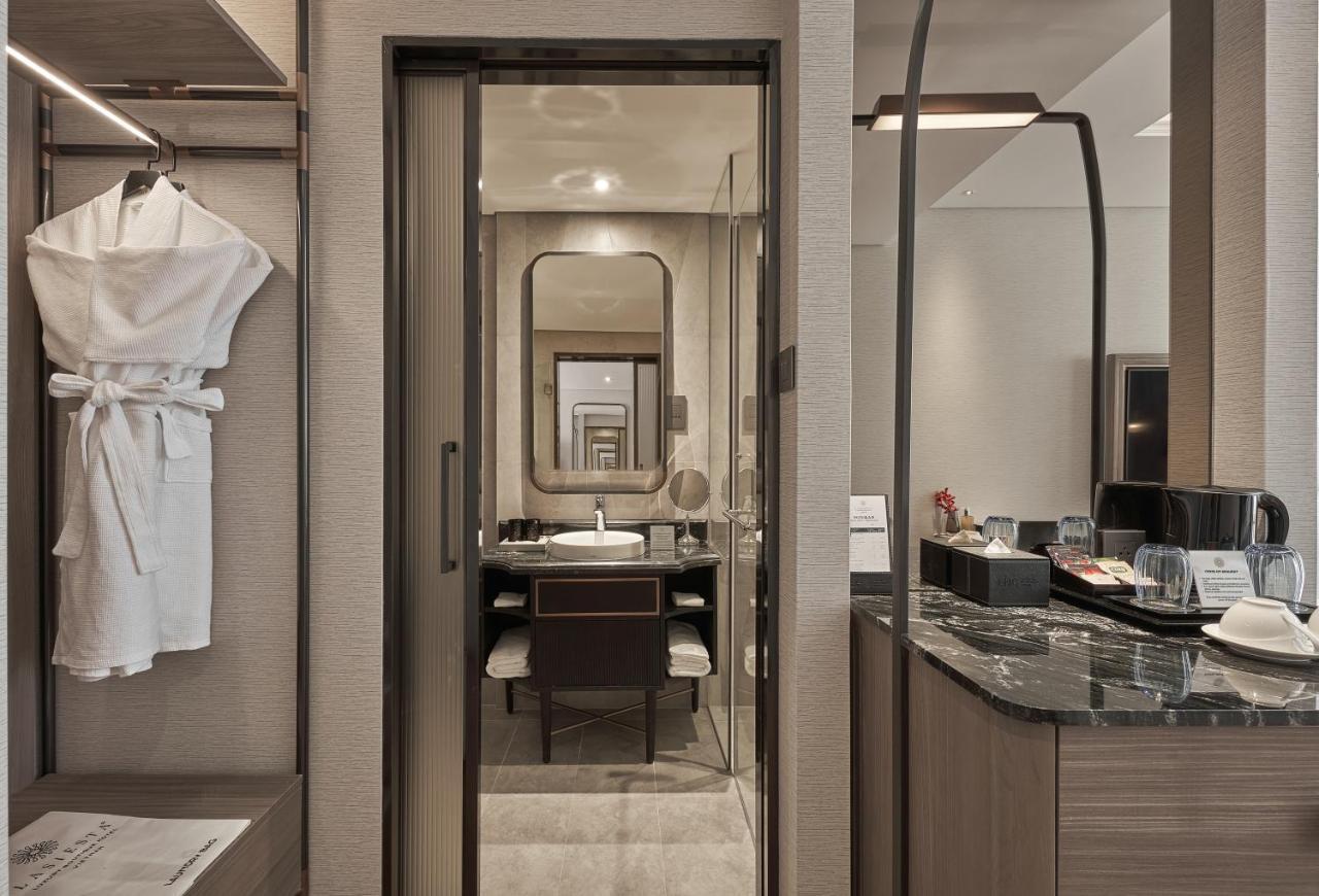 מלון הו צ'י מין סיטי La Siesta Premium Saigon מראה חיצוני תמונה Bathroom of a Deluxe Room